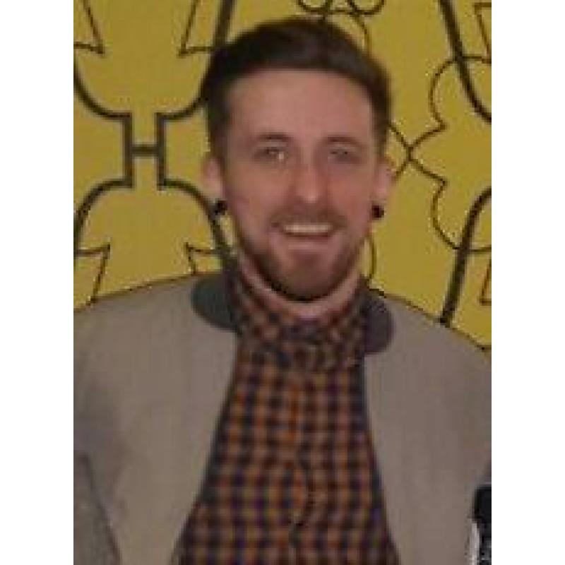 Young Professional looking for Flatshare/Person to Flatshare With