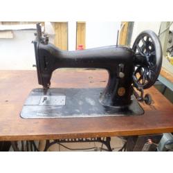 45K SINGER INDUSTRIAL SEWING MACHINE( IDEAL FOR THICK LEATHER & the like