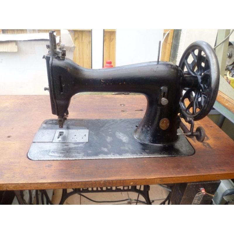 45K SINGER INDUSTRIAL SEWING MACHINE( IDEAL FOR THICK LEATHER & the like