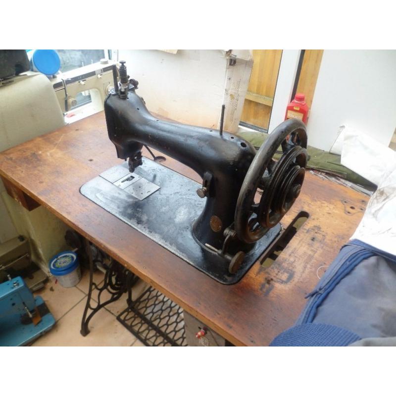 45K SINGER INDUSTRIAL SEWING MACHINE( IDEAL FOR THICK LEATHER & the like