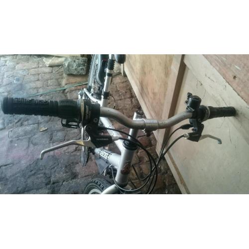 Raleigh tundra small ladies hybrid
