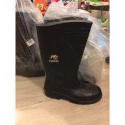 Steel toe wellingtons
