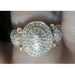 Beautiful 9ct gold and diamond ring