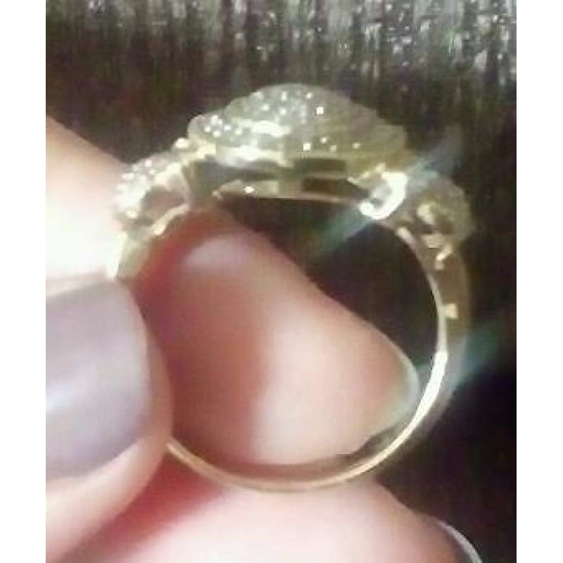 Beautiful 9ct gold and diamond ring