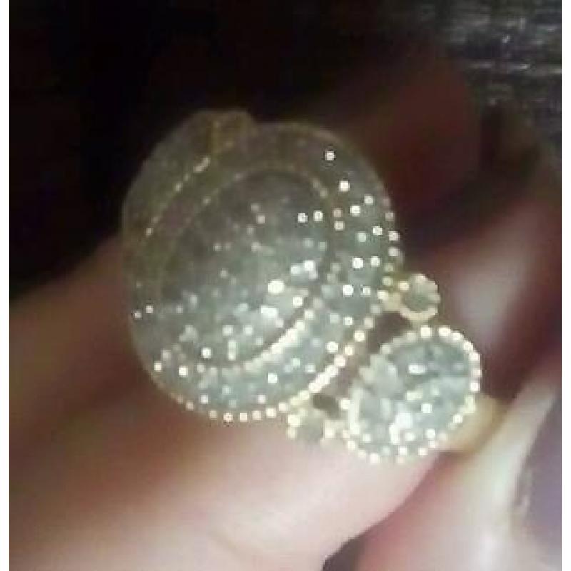 Beautiful 9ct gold and diamond ring