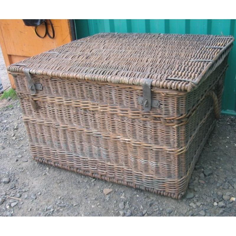 Large Antique Victorian Willow Wicker Trunk Laundry Mill Log Toy Coffee Table 112x100x70cm