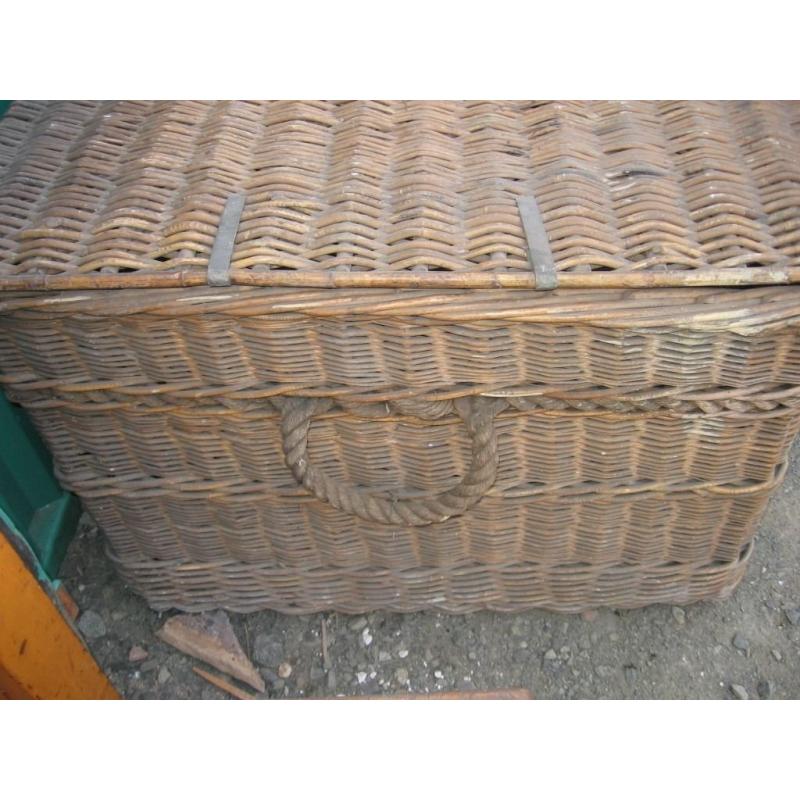 Large Antique Victorian Willow Wicker Trunk Laundry Mill Log Toy Coffee Table 112x100x70cm