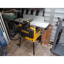 De Walt 27300 Planer / thicknesser plus Kity extractor and spare blades