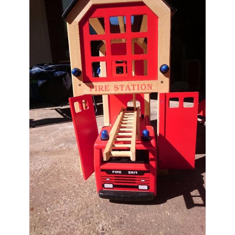 Pintoy wooden fie engine and station