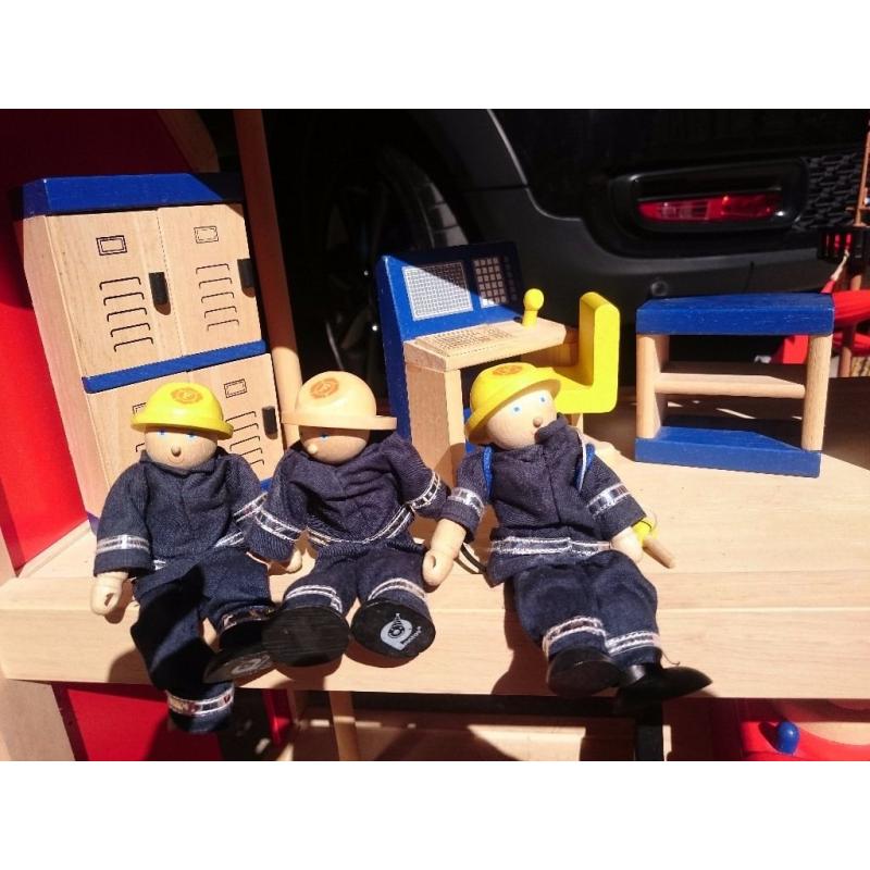 Pintoy wooden fie engine and station