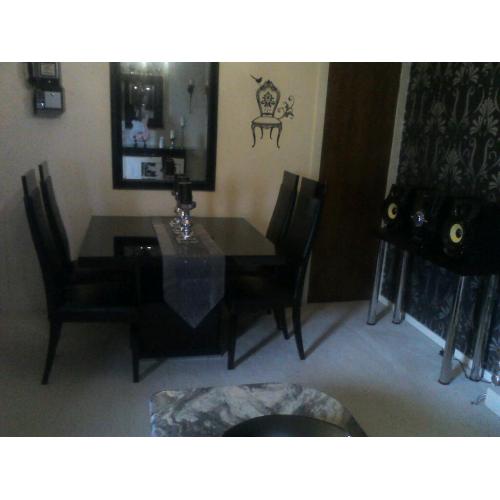 Stunning table and chairs ex Stirling cheap for quick sale