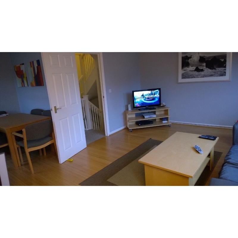 2 rooms available in large 4 bed Townhouse