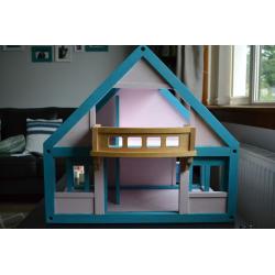 Wooden doll's house, furniture and dolls