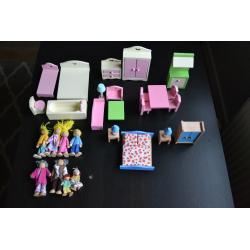 Wooden doll's house, furniture and dolls
