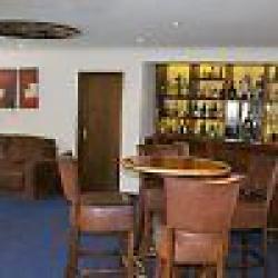 Large Double Room in Luxury House Share with swimming pool, bar and snooker room