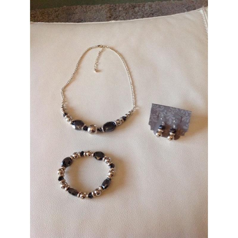 Jewellery set of necklace, bracelet and earrings