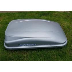 Lockable car roof box with keys