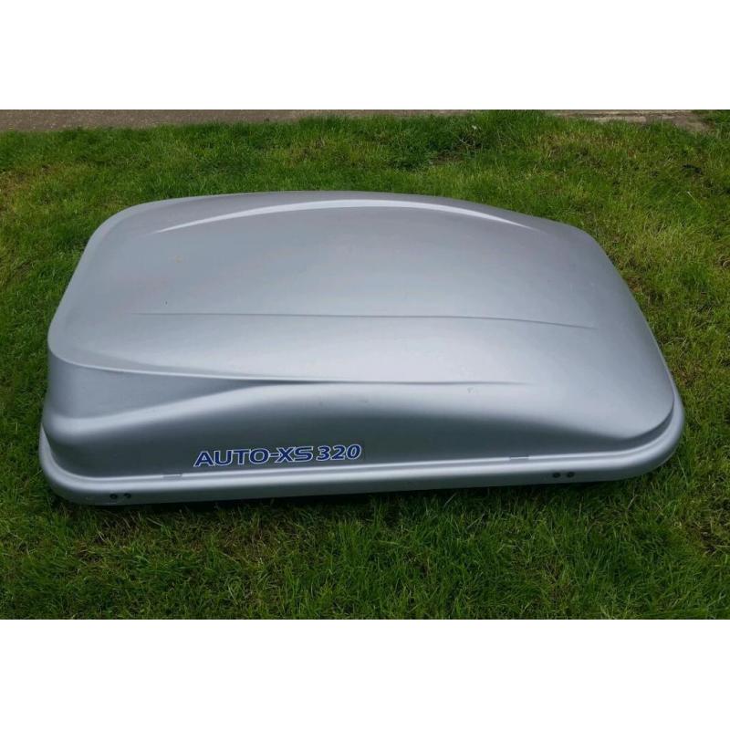 Lockable car roof box with keys