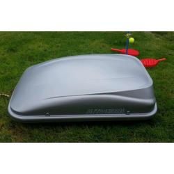 Lockable car roof box with keys