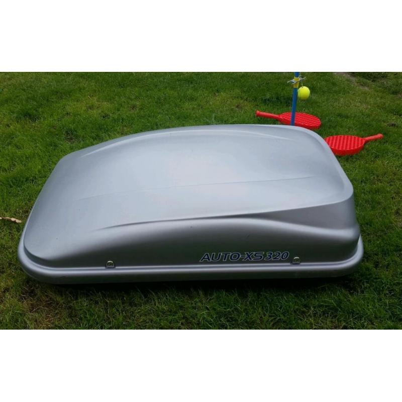 Lockable car roof box with keys