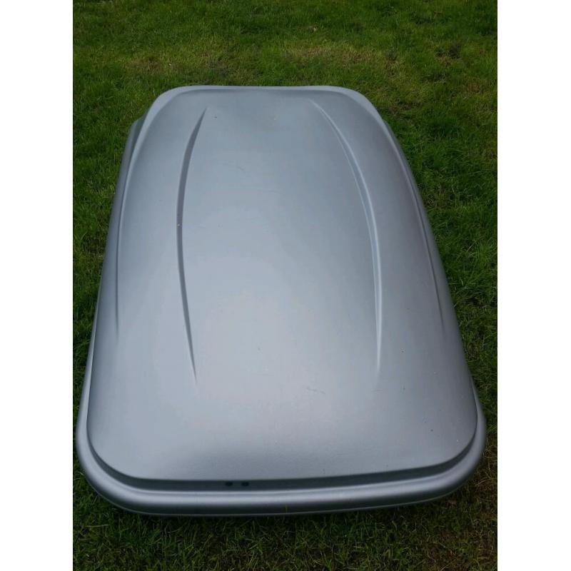 Lockable car roof box with keys