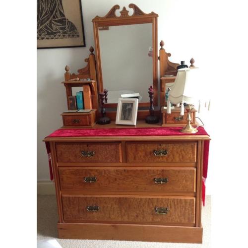Antique chest of drawers / dresser