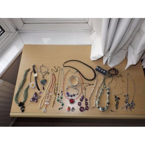 A Seletion of Jewellery