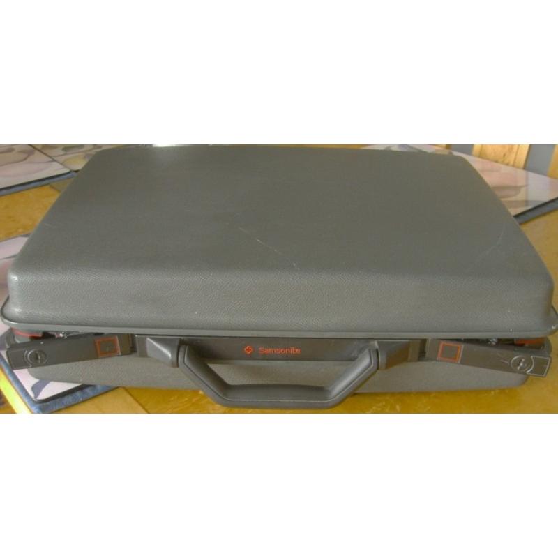 Samsonite overnighter briefcase - hardshell with no spill mechanism
