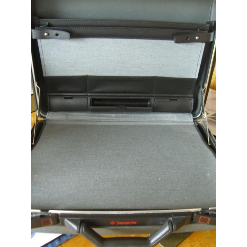 Samsonite overnighter briefcase - hardshell with no spill mechanism