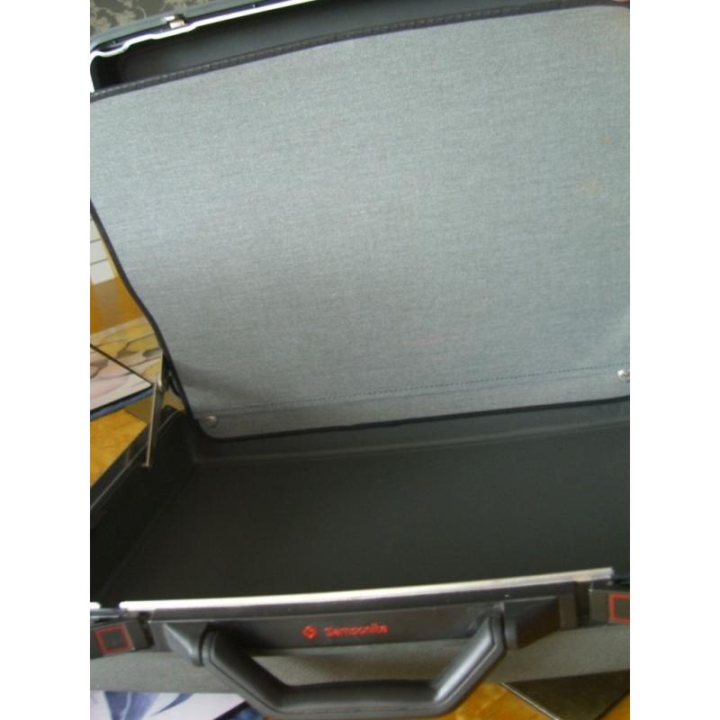 Samsonite overnighter briefcase - hardshell with no spill mechanism