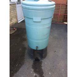 Water butt with stand