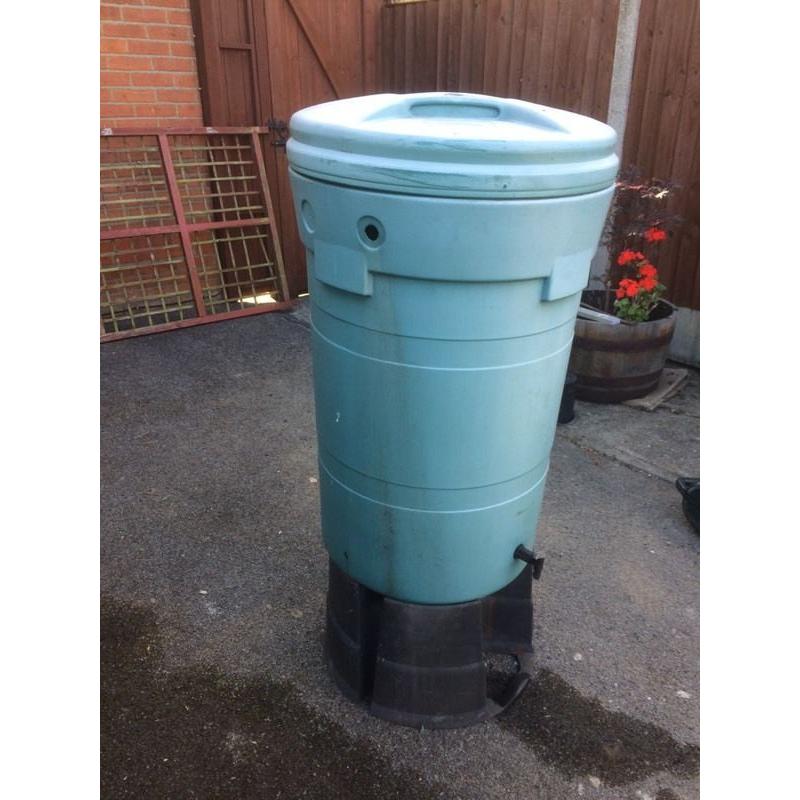 Water butt with stand