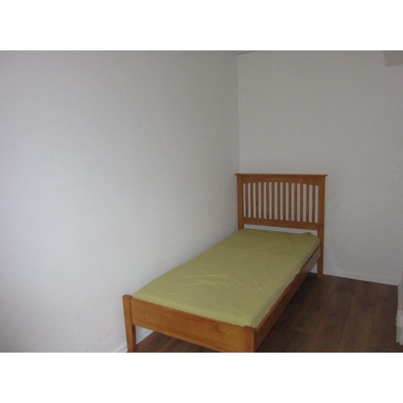 Large Single Room To Rent Near Surrey Quays (available for 2 month )