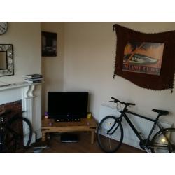 Look 1 Double Room 1st Aug C Tax & Water Incl, Sky Broadband, Alarmed 6 Mins by train to the City