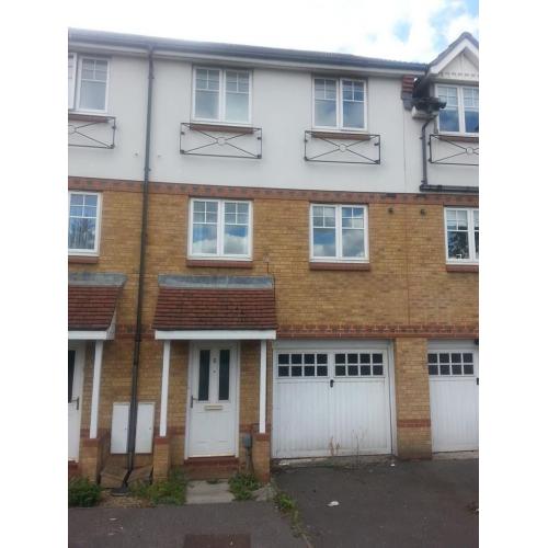 Room to Rent in 3 - Bedroom House