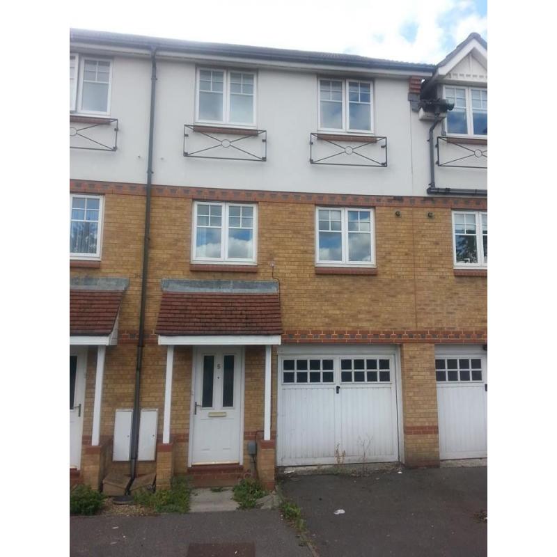 Room to Rent in 3 - Bedroom House