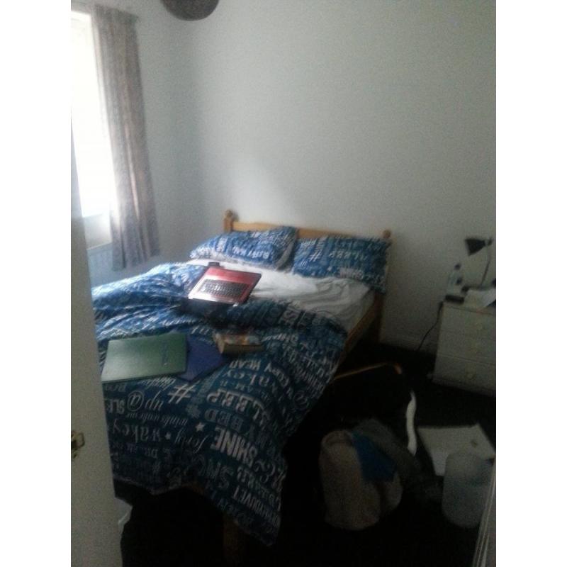 Room to Rent in 3 - Bedroom House