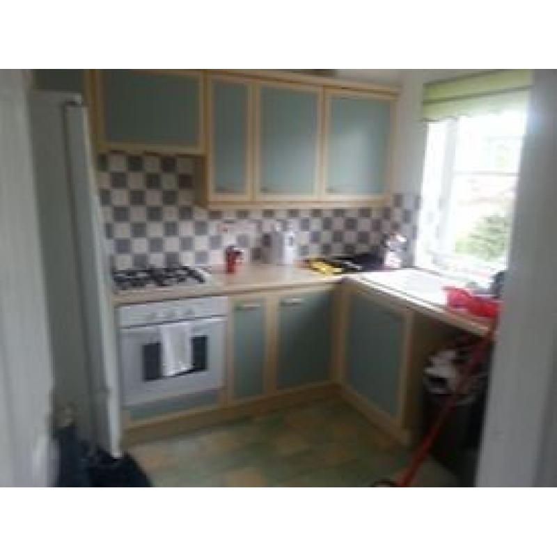 Room to Rent in 3 - Bedroom House