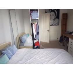 Spacious double bedroom in quiet flat for Edinburgh Festival.