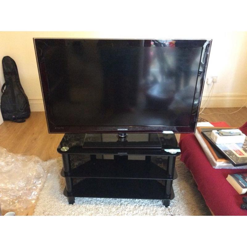 Samsung 40" LCD TV(2010), Samsung 3D smart DVD/Blu-Ray player, plus stand for sale