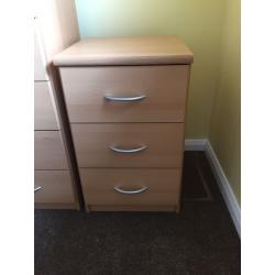 Chest of drawers & matching bedside table