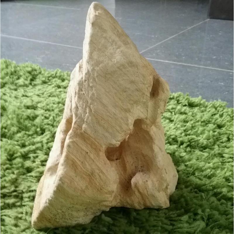 Decorative rock for aquariums