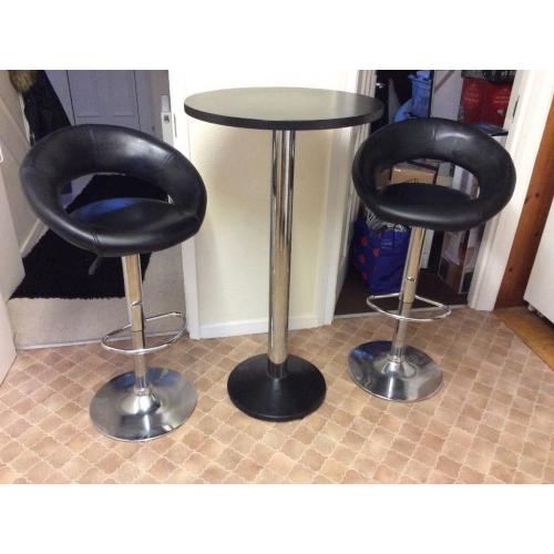 Breakfast bar/kitchen table with 2 stools