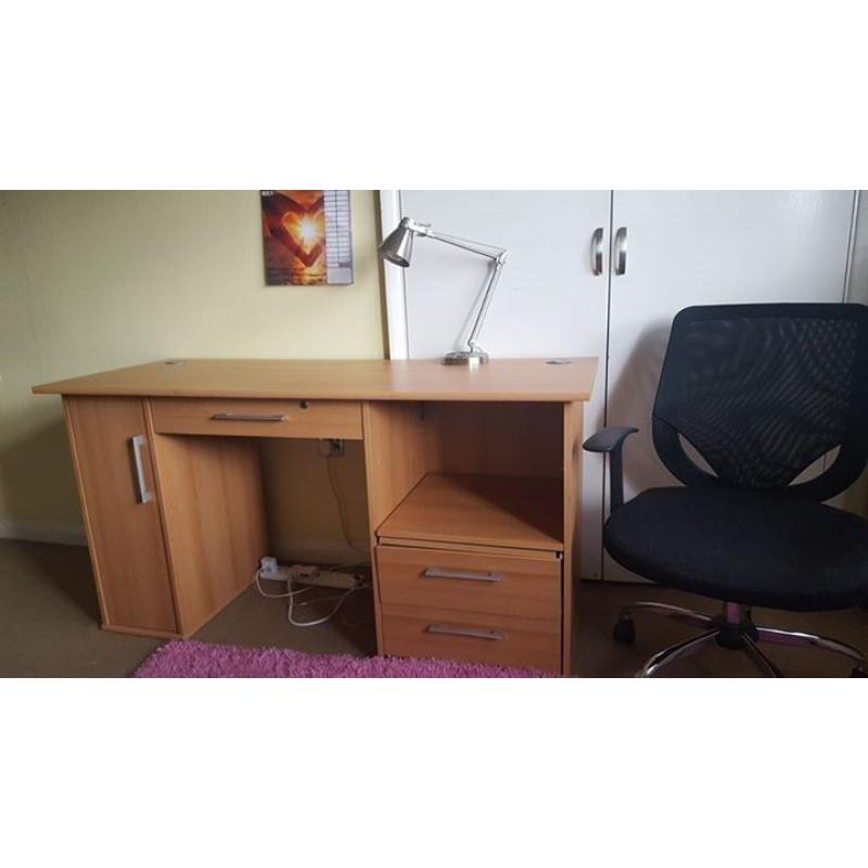 DESK IN VERY GOOD CONDITION FOR SALE
