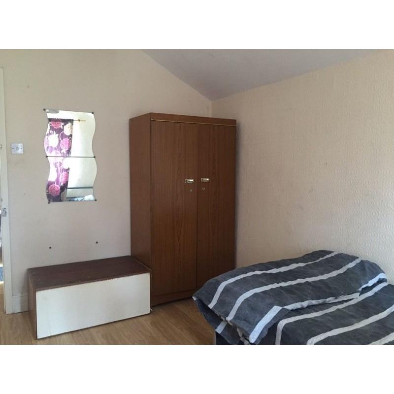 A semi double room for rent / walking distances to Upton Park station/very quite and clean house