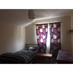 A semi double room for rent / walking distances to Upton Park station/very quite and clean house