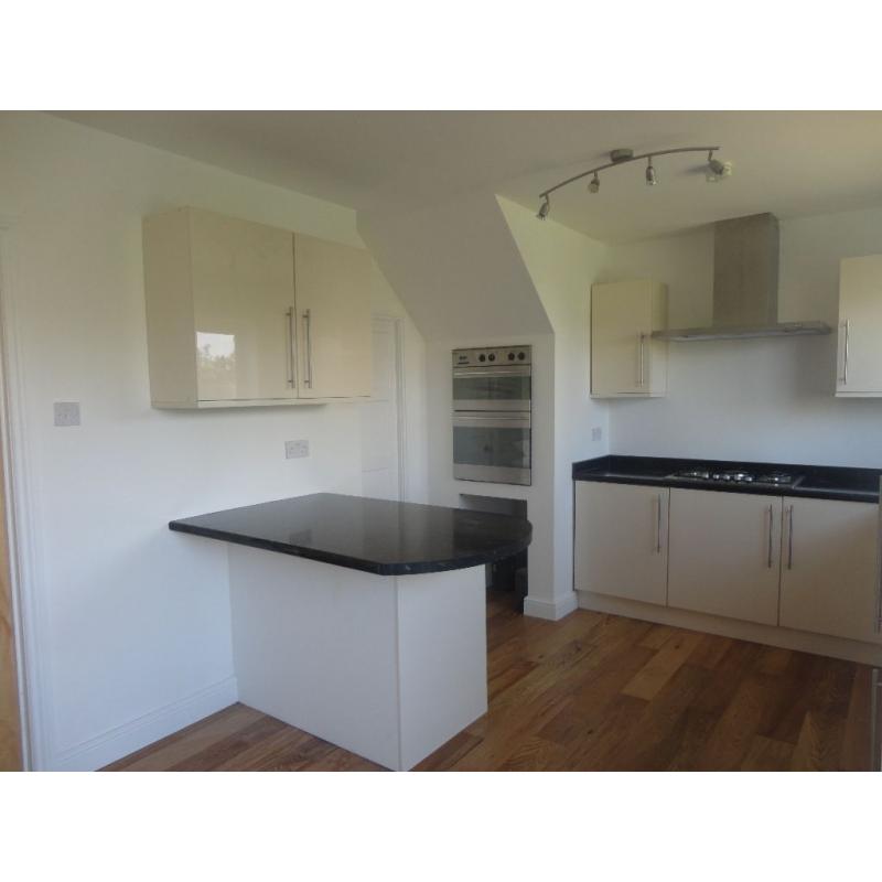DOUBLE ROOM available in stunning shared house *AVAILABLE TO COUPLES*