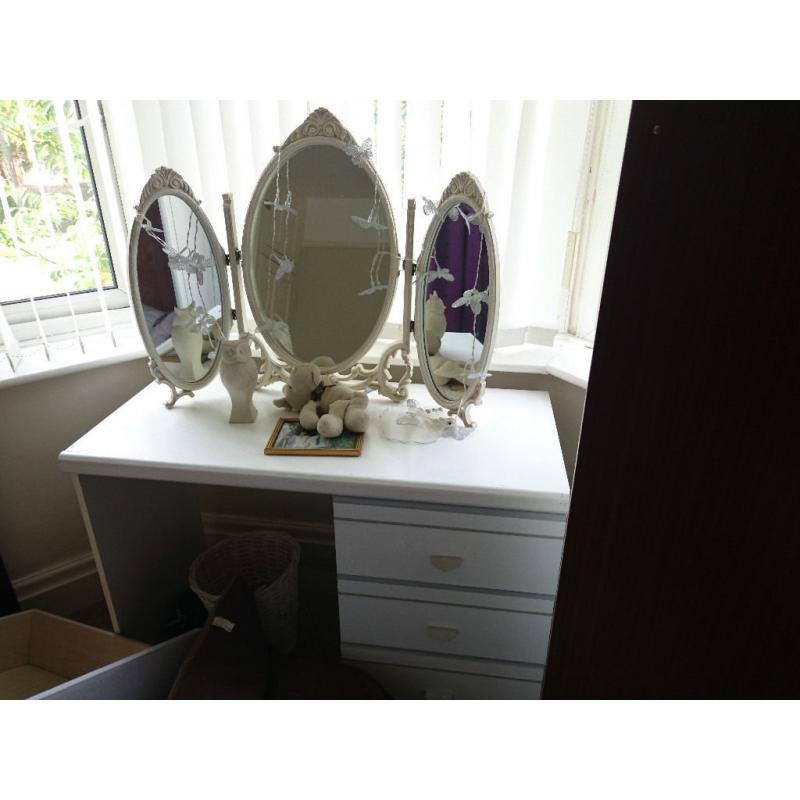 BARGAIN BEDROOM SET INCLUDING MIRROR - MUST GO THIS WEEKEND!!!
