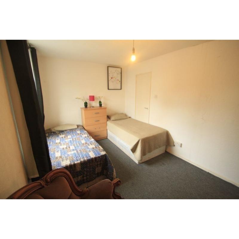 GOOD TWIN ROOM AVAILABLE IN A PROPERTY WITH LIVING ROOM AND GARDEN !!! 5P