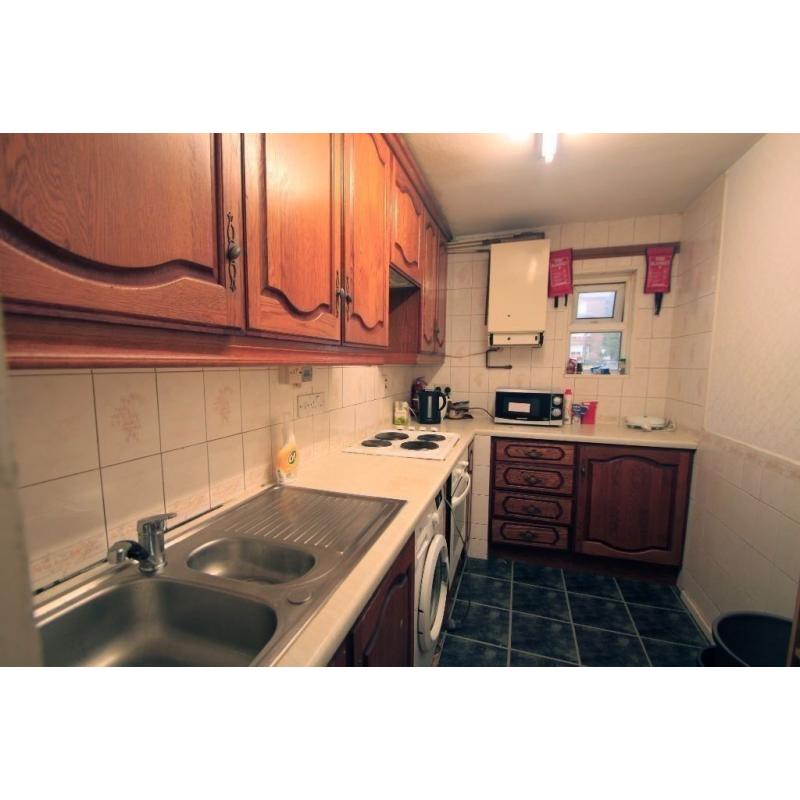 GOOD TWIN ROOM AVAILABLE IN A PROPERTY WITH LIVING ROOM AND GARDEN !!! 5P
